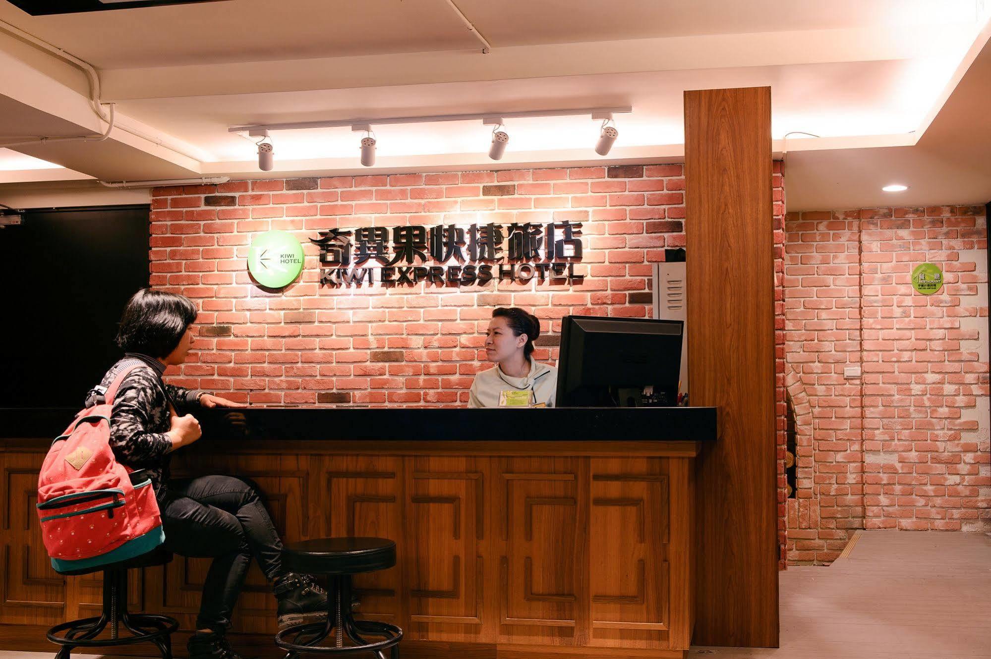 Kiwi Express Hotel - Chenggong Rd Taichung Luaran gambar