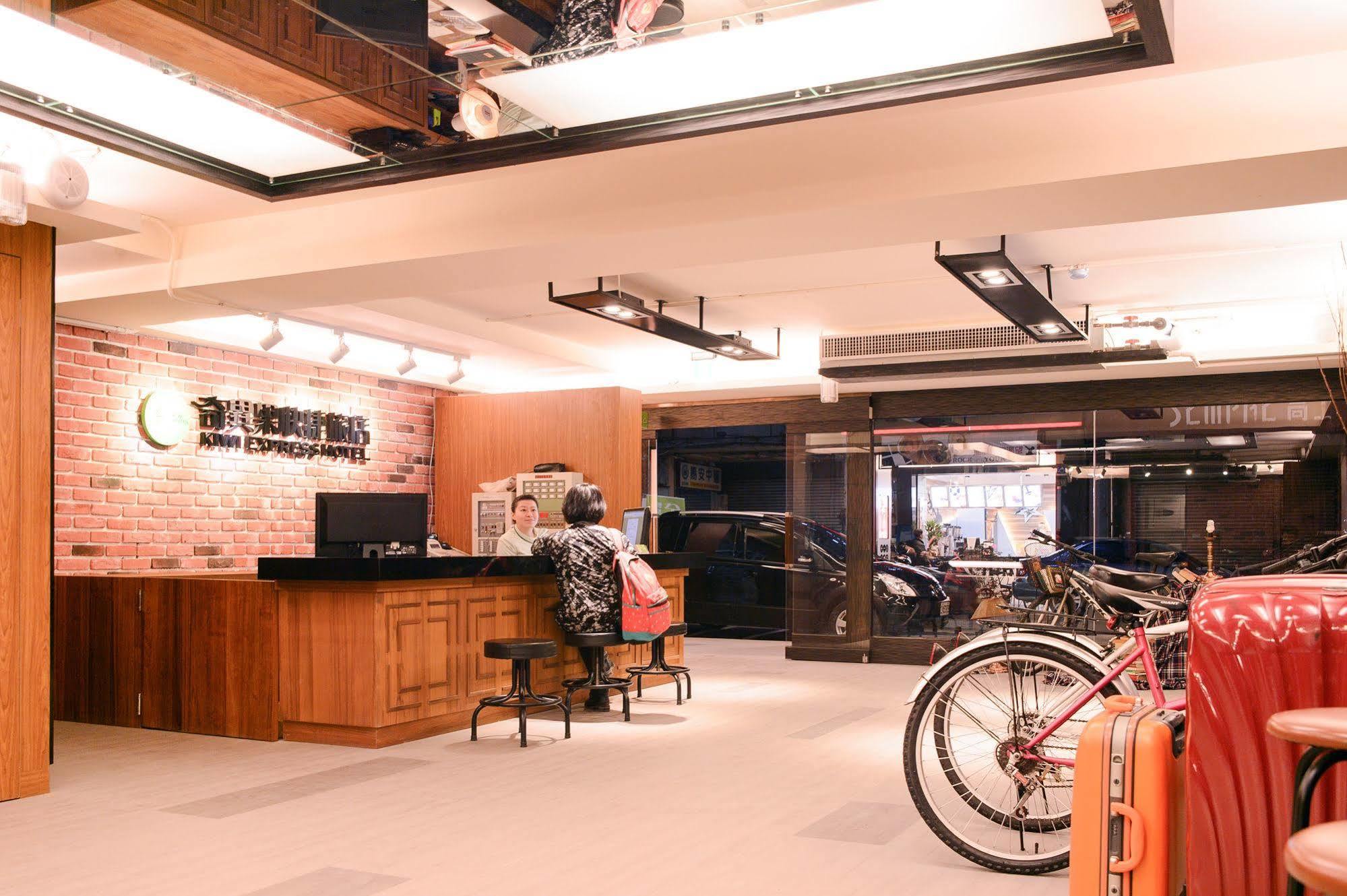 Kiwi Express Hotel - Chenggong Rd Taichung Luaran gambar
